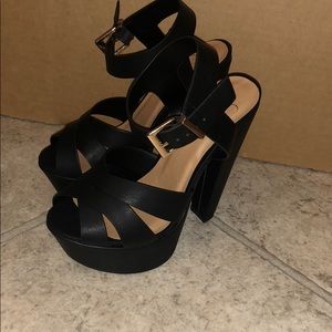 Fashion nova black pumps
